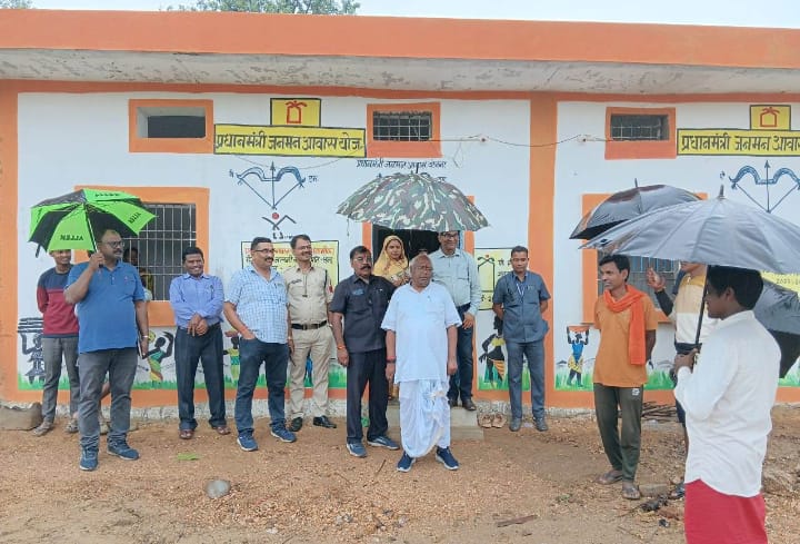सरगुजा सांसद  चिंतामणि महराज पहुँचे विशेष पिछड़ी जनजाति ग्राम कोरवापारा